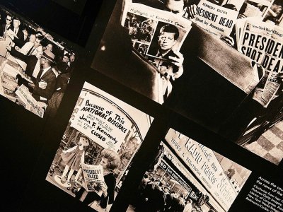 La mort de JFK, annoncée sur ces journaux photographiés en 2013, continue d'alimenter de nombreuses théories du complot, plus de 50 ans après - BRENDAN SMIALOWSKI [AFP/Archives]