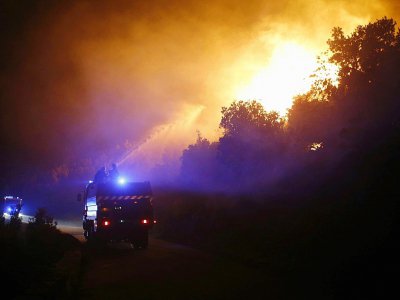 Des pompiers luttent contre un feu près du village de Palasca (Corse), le 22 octobre 2017 - PASCAL POCHARD-CASABIANCA [AFP]