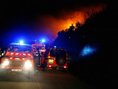 Des pompiers luttent contre un feu près du village de Palasca (Corse), le 22 octobre 2017 - PASCAL POCHARD-CASABIANCA [AFP]