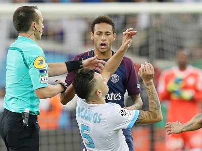 L'attaquant de l'OM Lucas Campos (en bas) tombe à terre après une altercation avec l'attaquant vedette du PSG Neymar au Vélodrome, le 22 octobre 2017 - Valery HACHE [AFP]