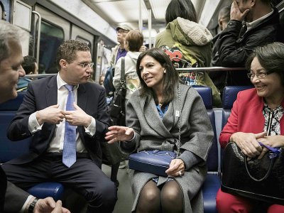 Anne Hidalgo (C-D), maire de Paris, Patricia de Lille, maire du Cap (D), Steve Adler, maire d'Austin (G), et Mauricio Rodas, maire de Quito, discutent dans le métro parisien, le 22 octobre 2017 - Philippe LOPEZ [AFP]