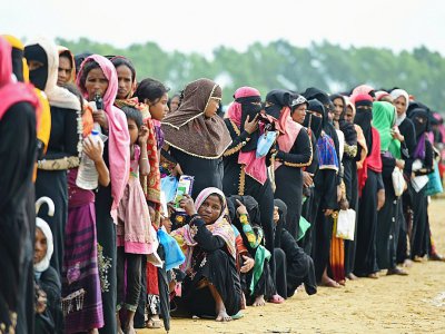 Des femmes réfugiées rohingyas font la queue pour recevoir une aide alimentaire au camp de Nayapara, à Teknaf, le 21 octobre 2017 au Bangladesh - Tauseef MUSTAFA [AFP]