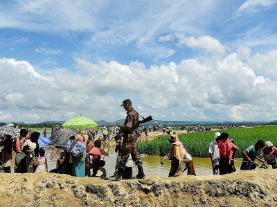 Un garde-frontières bangladais marche près des réfugiés rohingyas, près d'Ukhia, le 17 octobre 2017 au Bangladesh - MUNIR UZ ZAMAN [AFP]