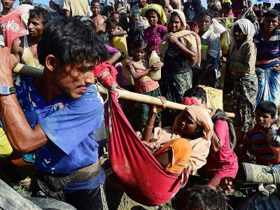 Des réfugiés rohingyas arrivent à Palongkhali près d'Ukhia, après avoir traversé le fleuve Naf, le 16octobre 2017 au Bangladesh - MUNIR UZ ZAMAN [AFP]