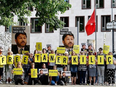 Des militants d'Amnesty International manifestent devant l'ambassade de Turquie en Allemagne pour la libération de Taner Kiliç, président d'Amnesty International en Turquie, le 15 juin 2017 à Berlin - John MACDOUGALL [AFP/Archives]