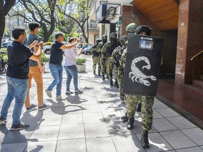 Des gendarmes arrivent à la résidence du ministre de l'ancien gouvernement Kirchner, Julio De Vido, le 25 octobre 2017 à Buenos Aires - EITAN ABRAMOVICH [AFP]