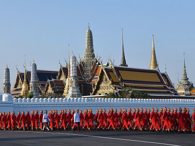 Des artistes marchent lors de la préparation des funrérailles du roi de Thaïlande le 26 octobre 2017 à Bangkok - Anthony WALLACE [AFP]