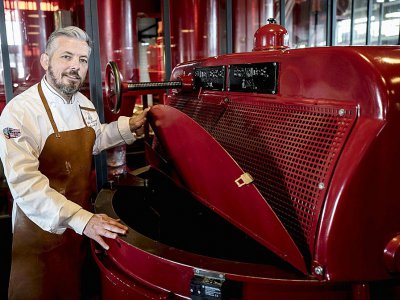 Le chocolatier Richard Sève dans son  atelier-musée dédié au cacao à Limonest, aux portes de Lyon, le 13 octobre 2017 - JEAN-PHILIPPE KSIAZEK [AFP]