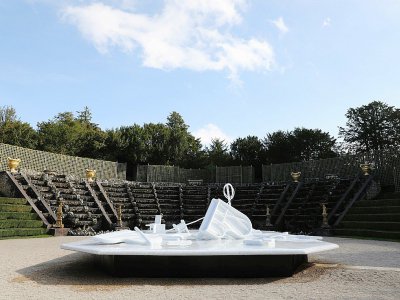 Une sculpture de glace de l'artiste Stéphane Thidet, dans les jardins du château de Versailles, le 19 octobre 2017 - LUDOVIC MARIN [AFP]