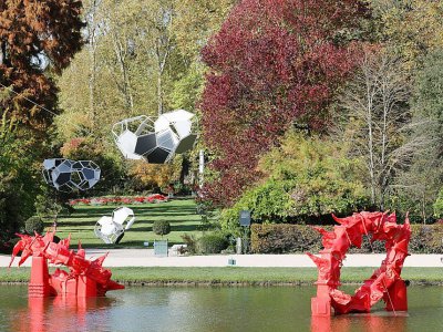 Des visiteurs marchent dans les jardins de Versailles, passant devant des sculptures des artistes Anita Molinero (au premier plan) et  Tomas Saraceno, le 19 octobre 2017 - LUDOVIC MARIN [AFP]