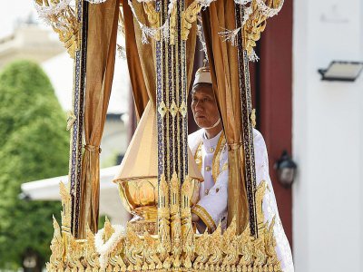 L'un des médecins royaux accompagne une urne funéraire contenant les cendres du roi Bhumibol Adulyadej, le 27 octobre 2017 lors de ses funérailles à Bangkok - Lillian SUWANRUMPHA [AFP]