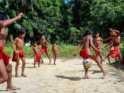 Des enfants Waiapi jouent au football dans leur village de Manilha, en Amazonie, le 13 octobre 2017 - Apu Gomes [AFP]