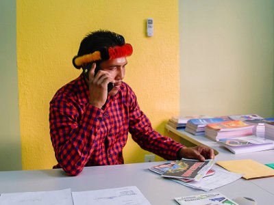 Jawaruwa Waiapi est le premier Indien Waiapi à être devenu conseiller municipal de la ville de Pedra Branca. Au bureau, il travaille en jean et chemise, et remet son pagne traditionnel quand il retourne auprès des siens. Photo prise le 12 octobre 201 - Apu Gomes [AFP]