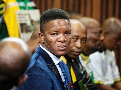 Victor Mlotshwa (C), assiste au procès de deux fermiers qui avaient tenté de l'enfermer dans un cercueil et menacé de le brûler, à Middelburg en Afrique du Sud, le 23 octobre 2017 - WIKUS DE WET [AFP/Archives]