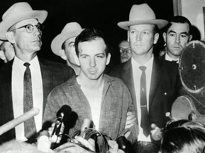 Lee Harvey Oswald (C) présenté à la presse à Dallas, le 22 novembre 1963 - STRINGER [AFP/Archives]