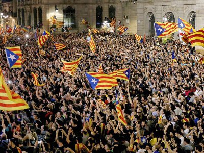 Une foule de Catalans célèbre la déclaration d'indépendance de la région, sur la place Sant Jaume, à Barcelone, le 27 octobre 2017 - PAU BARRENA [AFP]