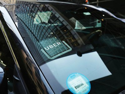 Un chauffeur Uber attend un client à Manhattan, le 14 juin 2017 - SPENCER PLATT [GETTY IMAGES NORTH AMERICA/AFP/Archives]