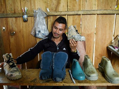 Un homme fabrique des chaussures dans l'une des 26 zones où sont regroupés près de 7.000 anciens membres des Farc s'étant engagés pour la paix, à Agua Bonita, en Colombie, le 25 octobre 2017 - Raul Arboleda [AFP]
