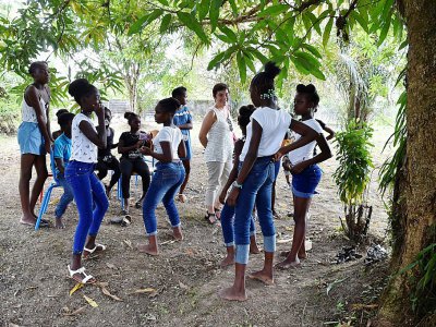 La ministre des Outremer Annick Girardin (c), parle avec des adolescentes à Maripasoula, en Guyane, le 26 octobre 2017 - ALAIN JOCARD [AFP]