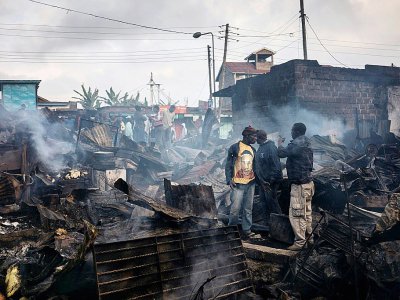 Des échoppes ont été brûlées le 27 octobre 2017 dans le bidonville de Kawangware à Nairobi lors de manifestations de protestation contre le second tour de la présidentielle au Kenya - Marco LONGARI [AFP]