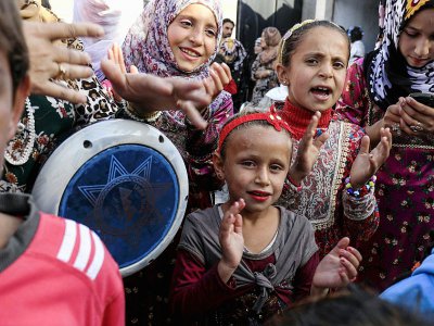 Des enfants syriens dansent pour célébrer le premier mariage post-EI à Raqa, le 27 octobre 2017 - Delil souleiman [AFP]