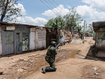 La police intervient après des violences  dans le bidonville de Kawangware à Nairobi, le 28 octobre 2017 - MARCO LONGARI [AFP]