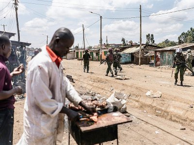 Opération de police dans le bidonville de Kawangware à Nairobi, au Kenya, le 28 octobre 2017 - MARCO LONGARI [AFP]