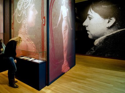 Une femme visite une exposition consacrée à Mata Hari, au Frise Museum à Leeuwarden, dans le nord des Pays-Bas, le 28 janvier 2014 - Robin van Lonkhuijsen [ANP/AFP/Archives]