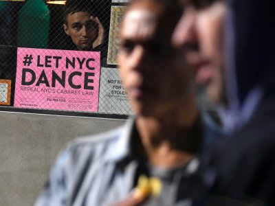 Une pancarte appelant à l'abrogation d'une loi empêchant de danser à New-York, le 20 octobre 2017 - ANGELA WEISS [AFP/Archives]