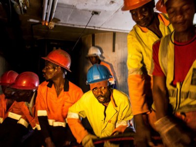 Des techniciens travaillent dans un tunnel sous Johannesburg, le 8 septembre 2017 - TADEU ANDRE [AFP]