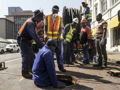 Des techniciens descendent dans un tunnel sous Johannesburg, le 8 septembre 2017 - TADEU ANDRE [AFP]