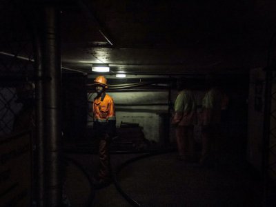 Un technicien dans un tunnel sous Johannesburg, le 8 septembre 2017 - TADEU ANDRE [AFP]
