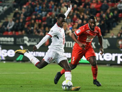 L'attaquant de Lille Nicolas Pépé (g) dégage le ballon lors du match face à Rennes au Roazhon Park, le 21 octobre 2017 - JEAN-SEBASTIEN EVRARD [AFP/Archives]