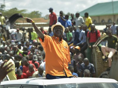 Le cehf de l'opposition kenyane Raïla Odinga devant ses sympathisants dans le bidonville de Kawangware à Nairobi, le 29 octobre 2017 - SIMON MAINA [AFP]