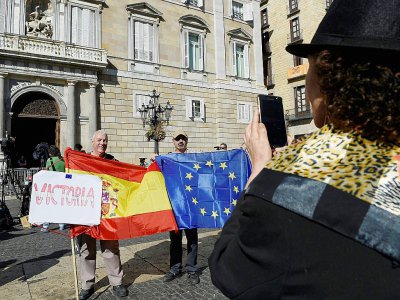 Des hommes prennent la pose devant le siège du gouvernement catalan le 30 octobre 2017 à Barcelone - LLUIS GENE [AFP]