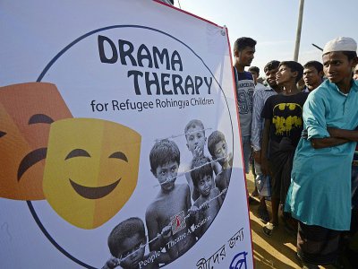 Des enfants rohingyas arrivent pour le spectacle assuré par des acteurs bangladais . Déguisés en clowns, ils cherchent à éclaircir le quotidien morose de leur jeune auditoire. Cliché pris le 28 octobre 2017. - TAUSEEF MUSTAFA [AFP]