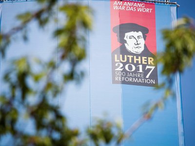 Un portrait de Martin Luther est affiché à Wittenberg, dans l'ouest de l'Allemagne, à l'occasion des 500 ans de la Réforme, le 18 mai 2017 - Odd ANDERSEN [AFP/Archives]