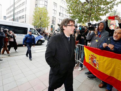 Le président catalan destitué par Madrid, Carles Puigdemont, se rendant à une conférence de presse à Bruxelles, le 31 octobre 2017 - NICOLAS MAETERLINCK [BELGA/AFP]