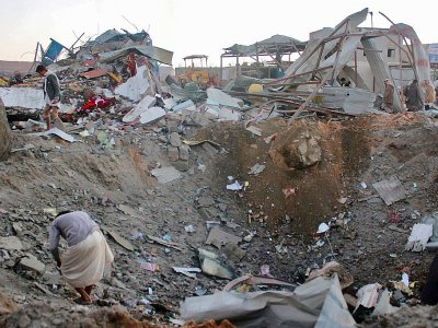 Des habitants recherchent des victimes après un raid aérien à Sahar, le 1er novembre 2017 dans la province de Saada, au Yémen - STRINGER [AFP]