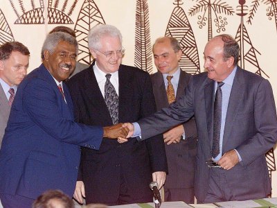 Lionel Jospin (C), entouré de Roch Wamytan (FNLKS) (G) et Jacques Lafleur (RPCR) (D), après la signature de l'accord de Nouméa, pour instaurer en Nouvelle-Calédonie un processus de décolonisation, le 5 mai 1988 - PASCAL GUYOT [AFP/Archives]