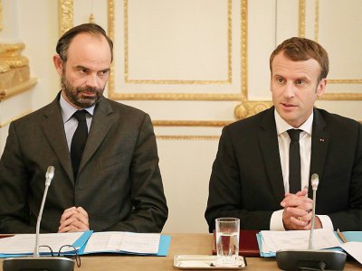 Le président Emmanuel Macron et le Premier ministre Edouard Philippe lors d'une réunion avec des élus calédoniens, le 30 octobre 2017 à l'Elysée, à Paris - LUDOVIC MARIN [POOL/AFP]