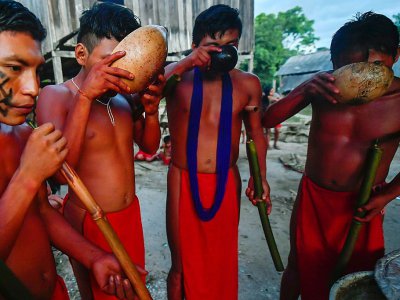 Des indiens Waiapi boivent du caxiri, une boisson fermentée artisanale, le 14 octobre 2017 dans la réserve Waiapi, à Manilha, au Brésil - Apu Gomes [AFP]
