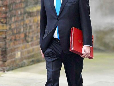 Le ministre de la Défense britannique Michael Fallon arrivant au 10 Downing Street le 14 mars 2017. Michael Fallon a démissionné mercredi, accusé d'avoir posé la main sur le genou d'une journaliste - Ben STANSALL [AFP/Archives]