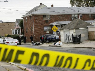 Des policiers devant la maison de l'auteur de l'attentat de New York, mercredi à Paterson. - EDUARDO MUNOZ ALVAREZ [AFP]