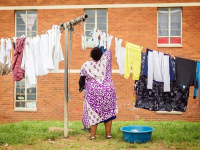 Une résidente du quartier de Glebelands, le 23 septembre 2017 à Durban, en Afrique du Sud - RAJESH JANTILAL [AFP]