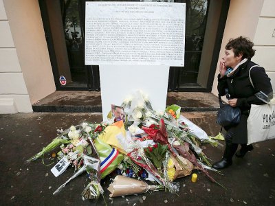 Une plaque commémorative et des fleurs devant l'entrée de la salle de concert le Bataclan à Paris, le 13 novembre 2016, un an après l'attaque qui a fait 90 morts - JOEL SAGET [AFP/Archives]