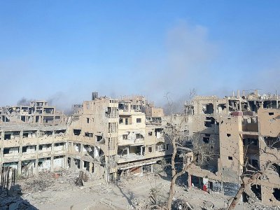 De la fumée s'élève de l'est de la ville de Deir Ezzor lors d'une opération de l'armée syrienne contre les jihadistes, le 3 novembre 2017 - STRINGER [AFP]