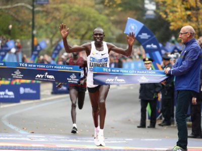le Kényan Geoffrey Kipsang Kamworor franchit en vainqueur la ligne d'arrivée du marathon de New York, le 5 novembre 2017 - ELSA [Getty/AFP]