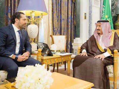 Une photo obtenue auprès du palais royal saoudien montrant le roi Salmane (D) recevant le Premier ministre libanais démissionnaire Saad Hariri (G) à Ryad le 6 novembre 2017 - BANDAR AL-JALOUD [Saudi Royal Palace/AFP]