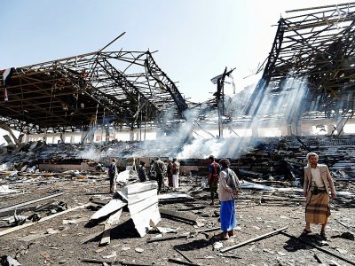 Des Yéménites inspectent le site d'un raid aérien, attribué par les rebelles à l'Arabie saoudite, dans la capitale Sanaa le 5 novembre  2017 - MOHAMMED HUWAIS [AFP]